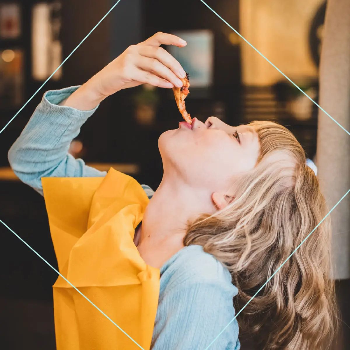 Lapsi syö pizzaa ravintolassa Softlin-liina kaulallaan