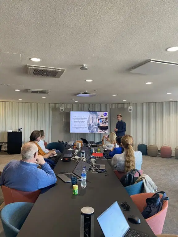 Hallitus kokoustaa ja kuuntelee asiakasyritystä.