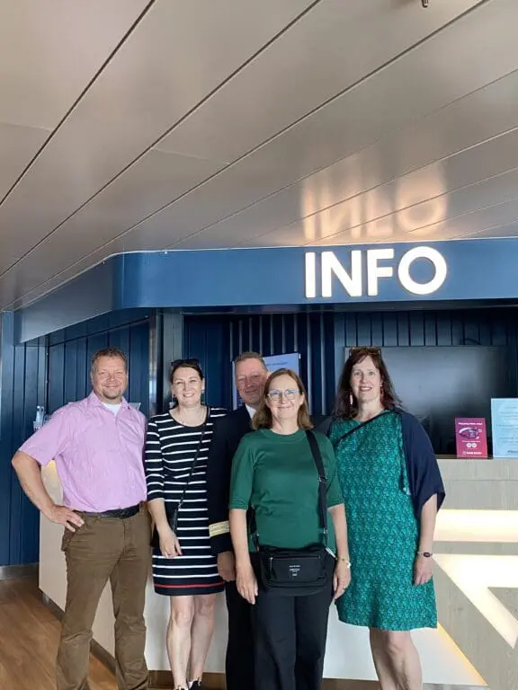 Myyntitiimi tutustumassa asiakkaan toimintaan.