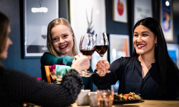 Kun viimeksi istuit pöytään, mitä kaikkea tunsit? Kuva: Tomi Glad / Glad Media Oy