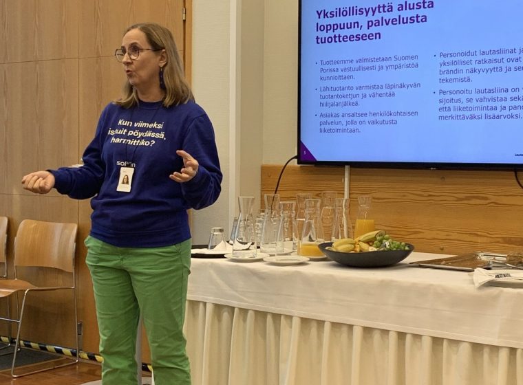 Brändi- ja viestintäjohtaja Anne Ekberg kertomassa kestävän kehityksen teemoista.