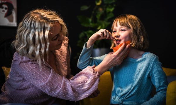 Äiti pyyhii lapsensa kasvoja ravintolassa Softlin-liinalla.